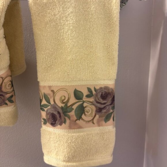 Set of 4- 3 Croscill Bath Hand Towels & 1 Wash Cloth. - Picture 3 of 4